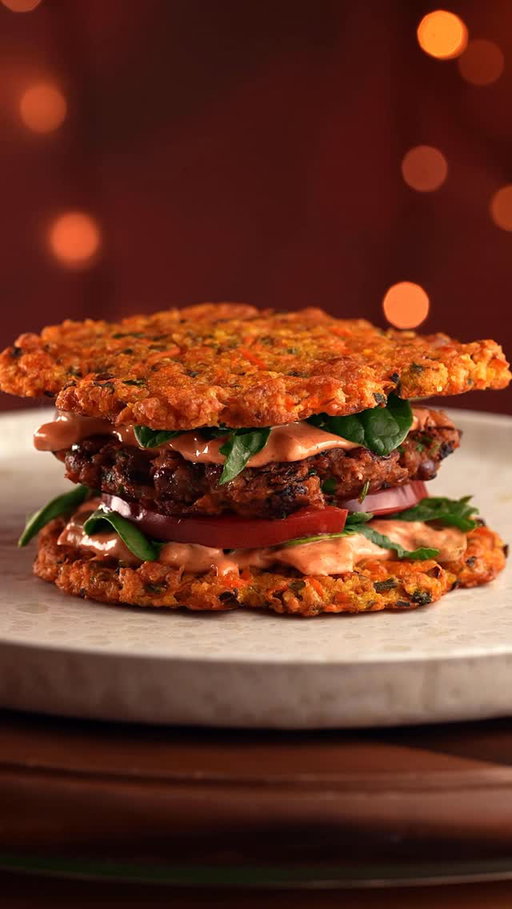 Carrots Burger *Anzeige*

A big shout out to @hexclad_europe – the perfect combo of non-stick and searing power. It’s our go-to pan. If you’re looking to upgrade, HexClad is definitely worth checking out.

🇬🇧
Buns (4 pcs.)
	•	2 carrots, grated
	•	100 g shredded cheese (v)
	•	80 g panko or breadcrumbs
	•	2 handfuls chives, finely chopped
	•	Salt, pepper

Patties (2 pcs.)
	•	200 g kidney beans
	•	½ small onion
	•	50 g rolled oats
	•	1 tbsp soy sauce
	•	1 tbsp maple syrup
	•	1 tsp mustard
	•	1 tsp tomato paste
	•	½ tsp smoked paprika
	•	½ tsp cumin
	•	1 handful parsley
	•	Salt, pepper

Sauce
	•	2 tbsp mayo (v)
	•	2 tbsp ketchup
	•	1 tsp mustard
	•	1 tsp maple syrup
	•	½ white onion
	•	2 pickles

Preparation
	1.	Mix carrots, cheese, panko, chives, salt & pepper. Press well. Shape into 1 cm thick buns. Bake at 180 °C for 30–35 min. Let cool.
	2.	Mix patty ingredients, mash with hands, let rest 10 min, then shape. Pan-fry in oil.
	3.	Finely chop sauce ingredients & mix.
	4.	Build your burger and enjoy.

🇩🇪
Carrot Bean Burger

Buns (4 Stk.) 
	•	2 Karotten, geraspelt
	•	100 g Reibekäse (v)
	•	80 g Panko oder Paniermehl
	•	2 Hände voll Schnittlauch, fein geschnitten
	•	Salz, Pfeffer

Patties (2 Stk.)
	•	200 g Kidneybohnen
	•	½ kleine Zwiebel
	•	50 g Haferflocken
	•	1 EL Sojasauce
	•	1 EL Ahornsirup
	•	1 TL Senf
	•	1 TL Tomatenmark
	•	½ TL geräuchertes Paprikapulver
	•	½ TL Kreuzkümmel
	•	1 Handvoll Petersilie
	•	Salz, Pfeffer

Sauce
	•	2 EL Mayo (v)
	•	2 EL Ketchup
	•	1 TL Senf
	•	1 TL Ahornsirup
	•	½ weiße Zwiebel
	•	2 Gewürzgurken

Zubereitung
	1.	Karotten, Käse, Panko, Schnittlauch, Salz & Pfeffer vermengen, gut quetschen. 1 cm dicke Buns formen, 180 °C 30–35 Min. backen, abkühlen lassen.
	2.	Patties-Zutaten vermengen, mit Händen zerdrücken, 10 min quellen lassen, dann formen, in Öl anbraten.
	3.	Sauce-Zutaten fein hacken & verrühren.
	4.	Burger bauen und genießen.

#recipe #food #burger #carrots