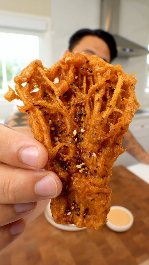 They’re so INCREDIBLY crispy 😮‍💨 
Fried Enoki Mushrooms #cooking #recipe #quickrecipes #easyrecipe #howto