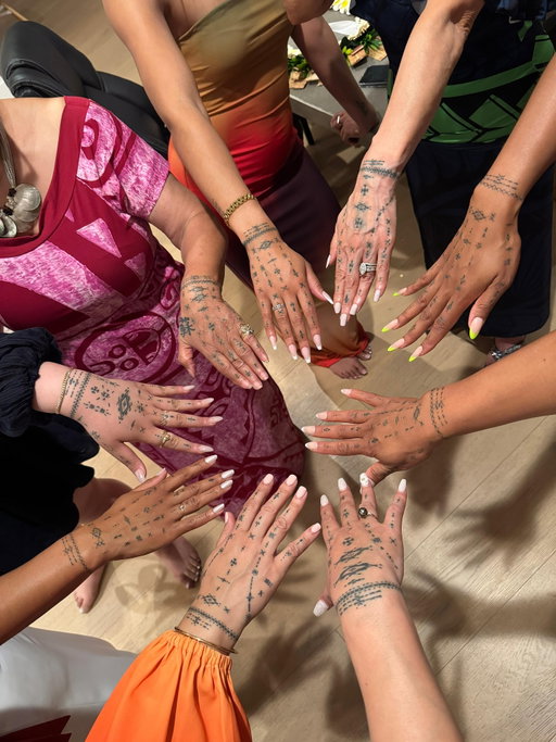 It’s hard to put into words what family means to me but “absolutely everything” would be a good start 🥰

Earlier this year, our beloved grandmother Litia transitioned. To honor her, my aunties and cousins received their tualima tatau, a traditional tattoo on the back of the hands, done collectively as women.

For those of us who couldn’t return home to Sydney to celebrate her life and legacy, the FOMO was real! So during my sisters visit to LA, we followed suit and were blessed by the hands of @westvillefilz 🙏🏽

This is family. My family.
Ou te alofa ia te outou uma 🫶🏽
🇼🇸🇹🇻