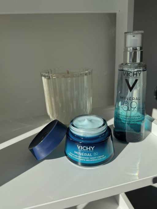 A late night post to share this new hero in my evening skincare routine. Did you know that there’s a new member in the @vichylaboratoires Minéral 89 family? It’s the Minéral 89 moisture recovery night cream with pure melatonin to help your skin recover while you sleep. Super innovative! It has a gorgeous airy texture that feels cooling and quenching as soon as you apply it and a lovely aquatic scent. My skin feels hydrated and bouncy when I wake up which I love. I’ve been a fan of the Minéral 89 serum for years, emptying countless bottles, and these two together are just chefs kiss 😘 🤌

#vichylaboratoires #mineral89 #mevsdehydration #heylist #gifted
