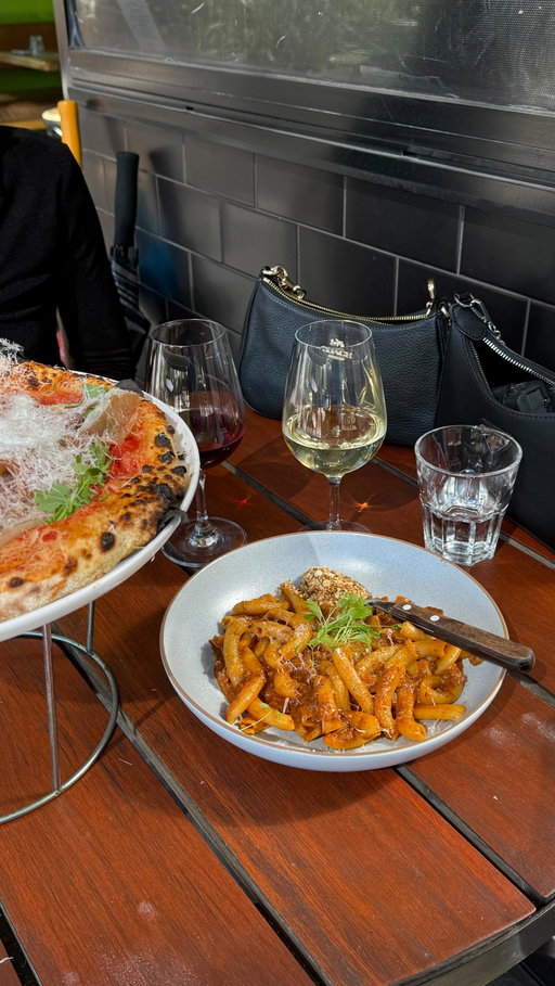 Little slice of Italy, right here in the heart of Brisbane 🇮🇹✨
From woodfired pizzas to handmade pastas, @italianstreetkitchen in Newstead & West End is serving up all the authentic flavours you’ll love 🍝🍷
