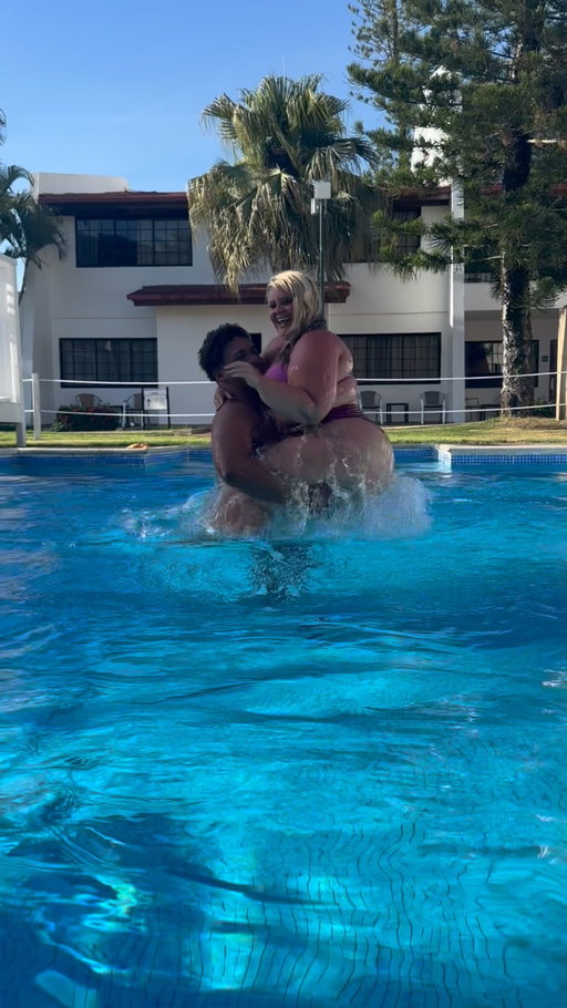Making a splash 💦🌊
Nothing beats  a Jet 2 Holiday 😜!!
#jet2holidays #curvesarein #embraceyourcurves #bodypositive 
#celebratemysize