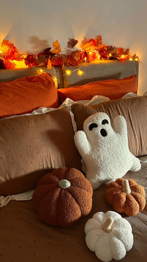 Here’s a little sneak peak of what my bedroom currently looks like for Fall 🍁 I spent the whole afternoon decorating yesterday and you have no idea how happy I was seeing my apartment taking life with all the decor I curated this year 🧸

My bedroom is my sanctuary and I love how it’s full of seasonal charm now 🍂 I can’t wait to spend crisp autumn nights there watching my comfort movies on the projector with snacks and cozy pjs 🫠

Happy Fall to you all 🤎
.
.
.
.
#fallbedroom #bedroomrefresh #falldecor #falldecorations #falldecorating #halloweendecor #halloweendecorating #halloweendecoration #fall2025 #fallishere #septemberdays #fallseason #fallseason🍁 #fallvibes🍁 #falldays🍁 #fallgirl #cozybedroom #cozyseason #spookyseason #autumngirl #autumnseason #autumndays🍁🍂 #autumnvibes🍁 #autumnaesthetic #fallaesthetic #fallmood🍁 #bedroomdecoration #bedroomdecor  #decoratingforfall
