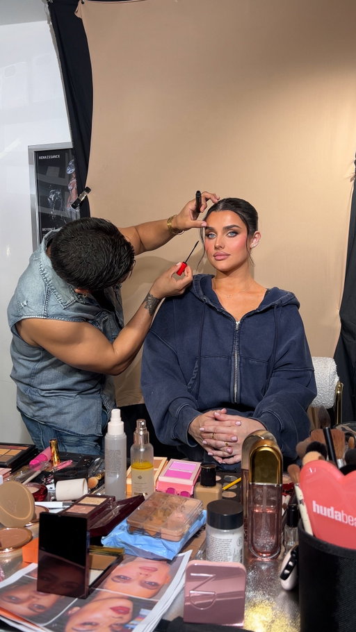 did we expect anything less? 😩👏🏼 @rokaelbeauty 

product list ➜
𝙨𝙠𝙞𝙣:
@rokaelbeauty oil (coming soon) 👀 
@dalba_global first spray serum
@kyliecosmetics skin tint 6n
@hudabeauty faux filter “sugar biscuit”
@juviasplace liquid contour - “biscotti”
@juviasplace liquid blush - “rose posey”
@onesize bouclé powder - “medium golden”
@onesize loose powder - “translucent” and “peach”
@fentybeauty “caramel cutie”
@maccosmeticsuki “deep golden”

𝙚𝙮𝙚𝙨:
@anastasiabeverlyhills brow wiz “soft brown”
@anastasiabeverlyhills brow freeze gel
@rokaelbeauty eyeshadow palette (coming soon) 👀 
@dolcegabbana_beauty liquid liner
@rokaelbeauty lashes (coming soon) 👀 

𝙡𝙞𝙥𝙨:
@rokaelbeauty redifined lip shader “alignment”
@rokaelbeauty refined gold velvet lip creme “refined”

𝙗𝙤𝙙𝙮:
@rokaelbeauty (coming soon) 👀

#reels #reelsinstagram #makeup #tutorial