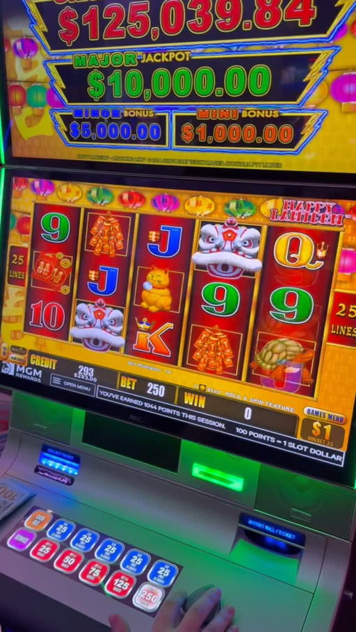 I had $500 left in the machine and LOST MY MIND! #comedy #money #slots #gambling #casino