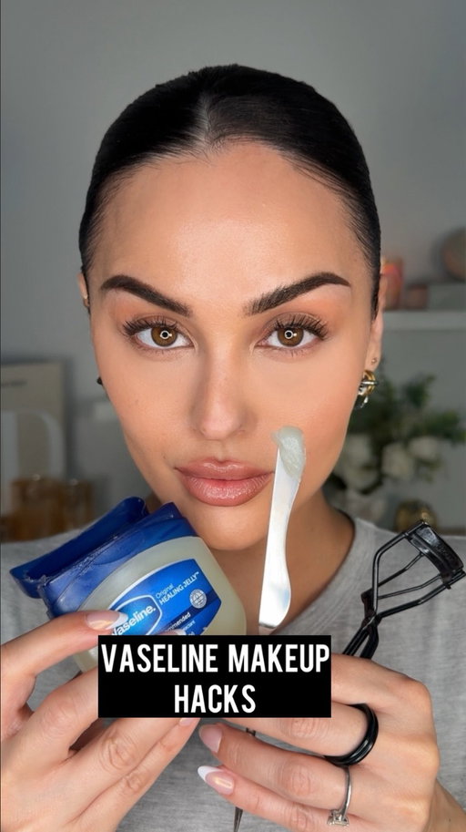 POV: you’ve been sleeping on Vaseline 👀✨ these hacks >>> 

@vaselinebrand you did that🤏🏼🤏🏼*tiny claps
Perfume @skylar Capri Summer
Skin tint @milkmakeup shade 7
Setting powder @dominiquecosmetics Smooth & Blur

#makeuphacks #vaselinehack #makeup #makeuptips #makeuptutorial #nomakeupmakeup