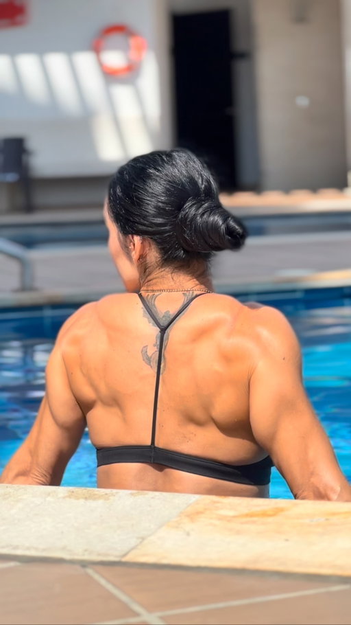 De qué sirve darlo todo en el gym si no te das nada a ti misma? 😌
El autocuidado no es un lujo… es una prioridad.

Para mí, consentirme significa sol ☀️ relax y Creatine Chews 😍 de @muscletech 
sin shaker, sin polvos, sin excusas.
Solo músculo 🦾 recuperación y bienestar real en cualquier momento.

Distribuidores oficiales:
🇺🇸 USA -15% code ANA (link en bio)
🇨🇴 Colombia -15% código ANA @suplementos_colombia 
🇵🇪 Perú @labnutrition 
🇲🇽 México @muscletech_mx 
🇳🇮 Nicaragua @fitshopnicaragua 
🇦🇷 Argentina @energyzone.ar 
🇹🇹 Trinidad y Tobago @bodybyimran 

#sun #ad #sponsored  #fitnessmotivation