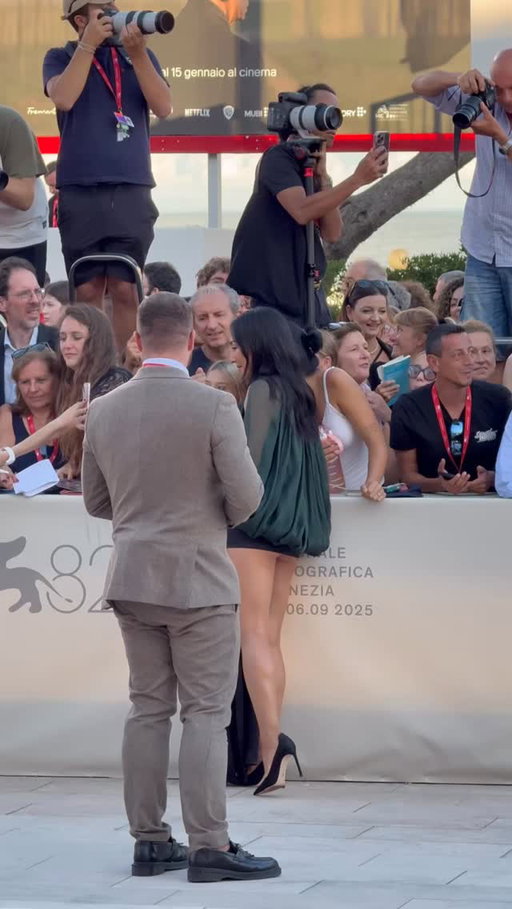 #GretaLee signs autographs and poses for selfies ahead of the world premiere for ‘A House of Dynamite’ at #venezia82