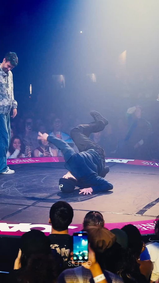 Eye contact 👀 in this round competitors had to maintain eye contact during the majority of their round. This seemed to be totally fine for @philkwizard 🔥  @joat.festival 

📍 Montreal, Canada 🇨🇦 
💿 @djfleg 
🎤 @breakvicious