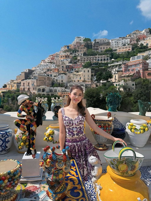 At this point, life doesn’t give me lemons, it supplies me wholesale😅🍋🍸
#Jessiescape 
#Positano 
#Travel