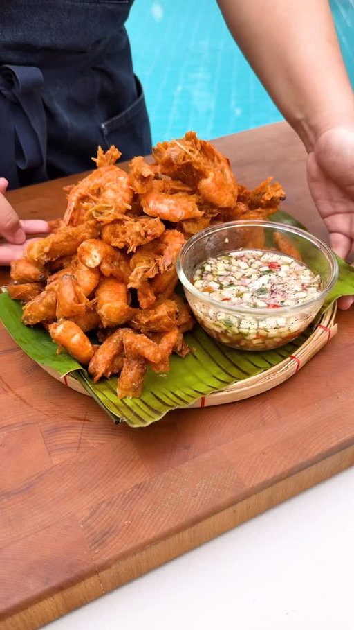 DRUNKEN SHRIMP (Nilasing Na Hipon) 🦐🍻 Soaked in Tanduay Rhum and fried until golden and crispy. Perfect pulutan or ulam with cucumber vinegar dipping sauce 🤤

ASC Ref. No.: T0025P080125T

#food #foodlovers #foodlover #foodieph #foodie #filipino #cooking #delicious #yummy #instafood #foodvlogger #foodblog #mukbang #eating #foodieph #foodblogger #instagood #foodtrip #abimarquez #lumpiaqueen