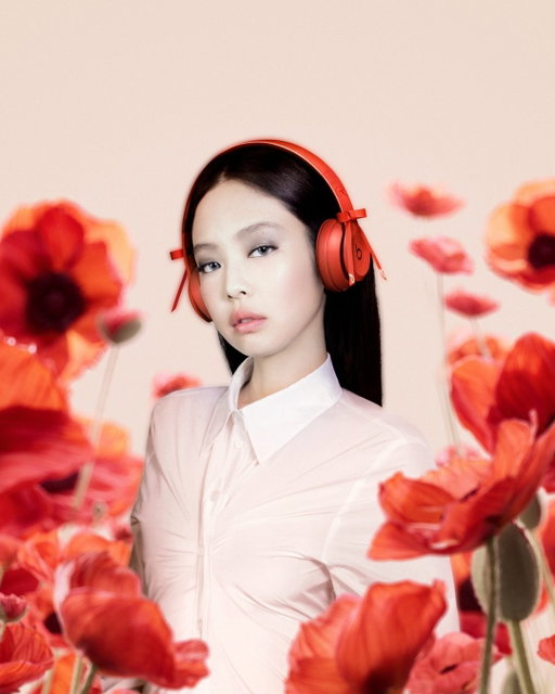 Nobody does it like JENNIE. 🌹

The Special-Edition JENNIE Beats Solo 4s will be available September 5th on Apple.com and in-store at

The Grove — LA, US
Fifth Avenue — NYC, US
Myeongdong — Seoul, S. KR
Omotesando — Tokyo, JP
Jing’an — Shanghai, CN