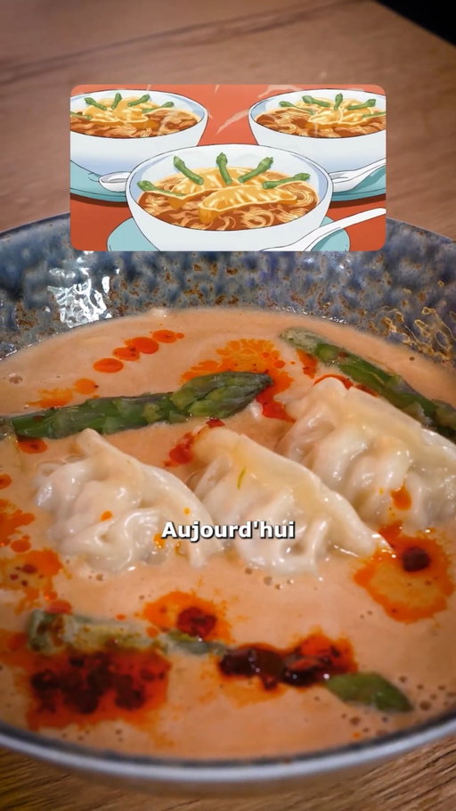 🍜 Les gyozas ramen de One Piece ! Abonne toi pour plus de recettes inspirées des animes. 

Aujourd’hui on teste une version super easy des gyozas ramen que dévorent Luffy, Ace et Sabo enfants ! Un bouillon onctueux inspiré par le super chef Pete Dovaston (@petedee93)et des gyozas croustillants c’est le combo ultime pour un plat hyper réconfortant ! 

Ingrédients : 

Pour le bouillon : 
• 1 cuil.a soupe de pâte de sésame
• 3 shiitakés 
• 2 cuil. à soupe de levure maltée
• 1 cuil. à soupe de miso blanc 
• 1 cuil. à café de beurre de cacahuètes
• 1 à 2 cuil. à café de purée de piment (par exemple harissa ou gochujang selon votre préférence)
• 25 cl de lait de soja 
• 75 cl de dashi végétarien ou bouillon de légumes (cf astuces) 
• 5 cl de sauce soja 

• 4 petites asperges vertes 

• 1 cuil. à café d’huile de pépins de raisins 
• 3-4 gyozas du commerce ou maison 
• 1 portions de nouilles pour ramen 

• Chili oil du commerce ou maison

Quelle nouvelle recette de One Piece tu veux voir ? 

#Ramen #recettejaponaise #yummy #onepiece