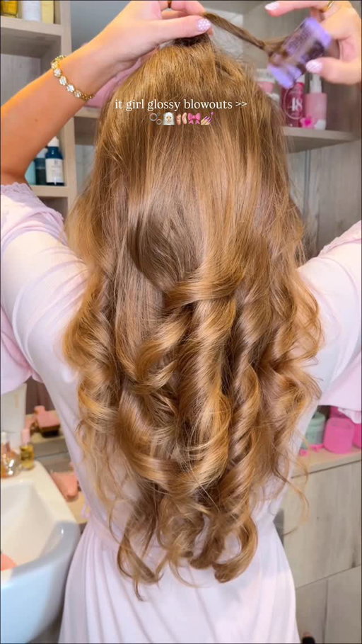 it girl glossy blowouts >> 🫧🧖🏼‍♀️🩰🎀💅🏼

products
@aquishair hair flip*
@tangleteezer detangler brush*
@gisou honey milk 5 in 1 styling cream*
@lorealpro volume extra full mousse*
@dysonbeauty airwrap
@hairbysammcknight the big set rollers*
@kerastase_official glaze drops*
@gisou honey infused hair perfume*

(*pr products)

#hairgloss #hairtreatment #haircare #hairroutine #haircareroutine #hair #hairtransformation #hairtrends #gloss #glossyhair #blowout