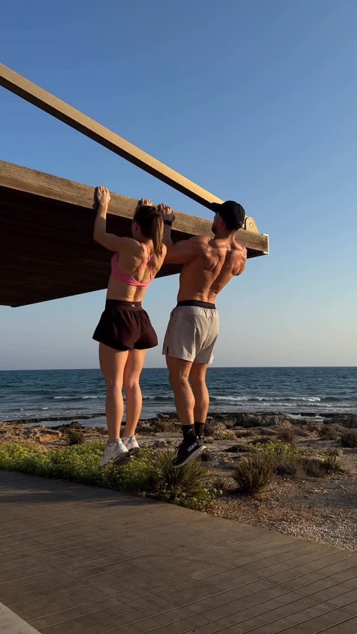 Post-run pull ups with a view 🌊
•
•
•
•
#gymmotivation #pullupchallenge #pullups #outdoorworkout