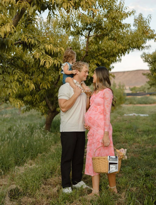 got our maternity pics and i’m obsessed🤭🥹❤️ @lyceeluphoto ily!!!!