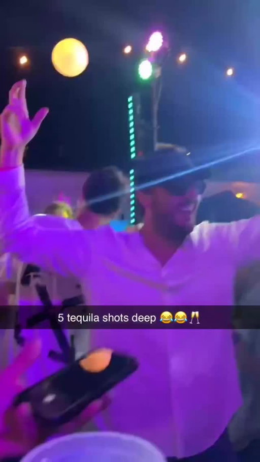 Sounds of Summer 🎵 💃🪩 doesn’t get any better than music, cocktails, and a dancefloor on the beach