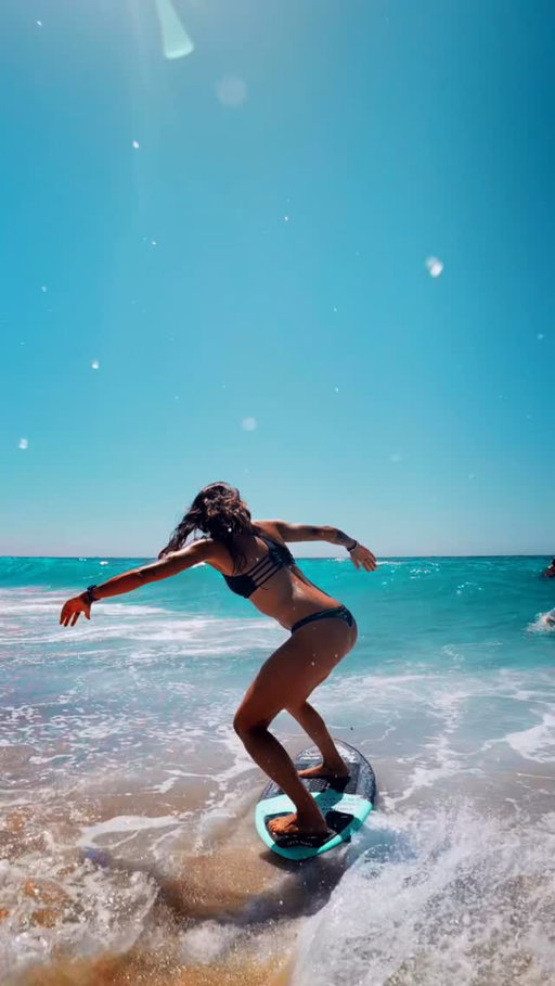 That feeling 👐

Navigating summer crowds with 🎥: @samvictor7 chasing me on the @osmo_global. 

🖤 #Skimboarding