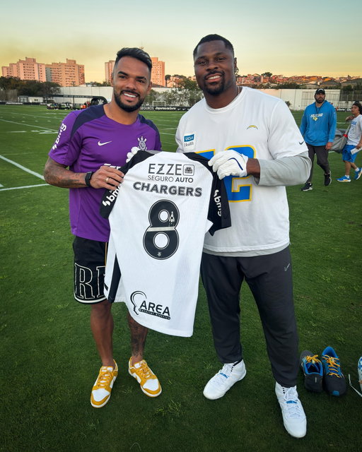 Raniele 🤝🏽 Khalil Mack

Nosso craque trocou o manto com o linebacker do Chargers! ⚡

📸 Gustavo Vasco / Corinthians

#VaiCorinthians