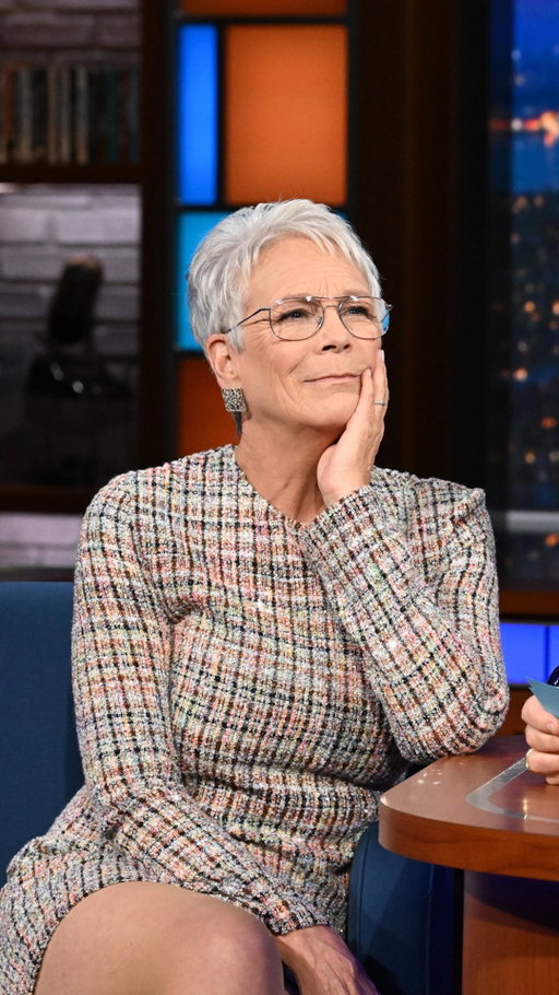 For @jamieleecurtis, family matters when it comes to getting autographs.

#Colbert #JamieLeeCurtis #Urkel @jaleelwhite