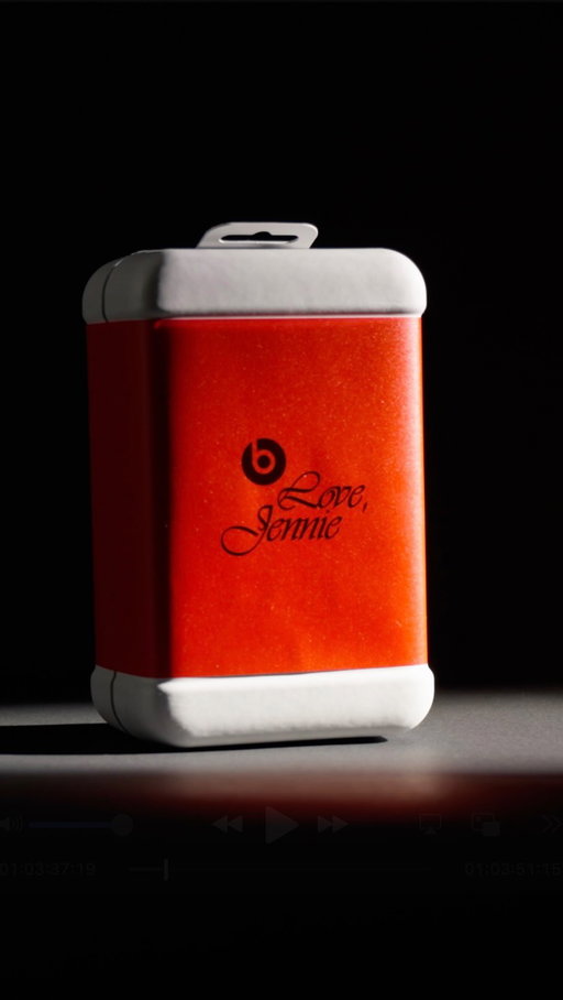 Unwrap the Special-Edition JENNIE Beats Solo 4 🌹

• Ruby Red colorway as vivid as her album
• Two attachable red bows allow multiple ways to wear and style
• Embellished UltraPlush ear cushion inspired by JENNIE’s music and unique aesthetic
• A color-matched carrying case speaks to JENNIE’s Ruby era

Available September 5th on Apple.com and in-store at
The Grove — LA, US

Fifth Avenue — NYC, US
Myeongdong — Seoul, S. KR
Omotesando — Tokyo, JP
Jing’an — Shanghai, CN
