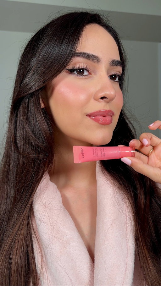 lip glowy balm ‘pink supernova’ @laneigeca 💖

#laneige #laneigelipbalm #shimmer #lipswatch #makeuptryon #newmakeup #glitterlips