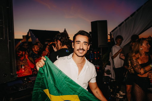 I still can’t get over the last party at @chezlavelle with International DJ @bhaskar 🇧🇷. The energy, the music, the crowd, everything was unforgettable. ✨🔥

A huge thank you to everyone who came out and supported us at this event. 🙌✨
Without you, none of this would have been possible.

@blue_macaw.ca 
@thegroundzeroconstruction 
@_locksbyzaki 
@ao.social 
@priveedutch