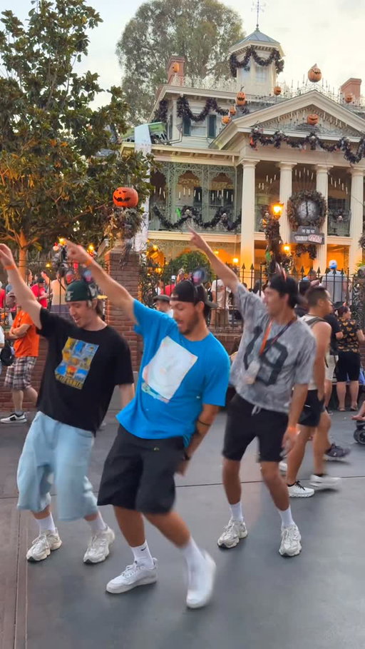 One Park Hopper this time 🕺🎡🥳
@disneyland @disneyparks 
#Disneyland70 #DLRHalloweenTime #DCAPlazaDeLaFamilia