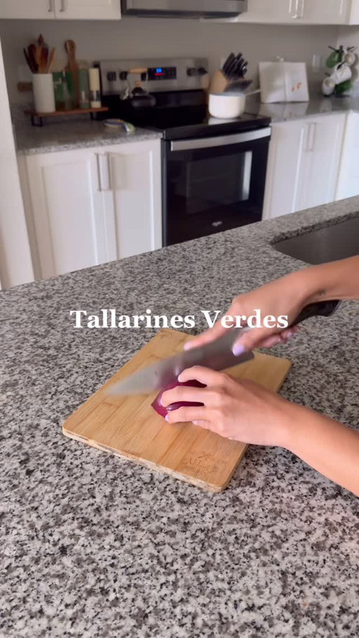 Recipe ⬇️🇵🇪
1 lb spaghetti
1 small red onion, diced
3 garlic cloves, minced
3–4 cups fresh spinach
½ cup queso fresco
½ cup evaporated milk
½ cup Parmesan cheese 
2–3 tbsp olive oil
Salt & pepper to taste

Cook the spaghetti in salted water and  then drain and reserve about ½ cup of the pasta water. In a pan, heat some olive oil and sauté the onion and garlic until soft and fragrant. Add the spinach and cook just until wilted. Transfer the spinach, onion, and garlic mix to a blender. Add queso fresco, evaporated milk, Parmesan, salt, and pepper, and blend until smooth and creamy, adding a splash of the reserved pasta water if the sauce is too thick. Toss the hot spaghetti with the sauce until fully coated, then taste and adjust seasoning. Serve with extra Parmesan.
•
•
•
•
#latinacontentcreator #peru #peruvianfood #peruviancuisine #comidaperuana #peruvians #peruvian #cocinaperuana #tallerinesverdes #explorepage #explore #latinfood #perulife #comida #latinainfluencer #recetas #receta #latinainfluencer #comidaperu #tallerines #peruanas #instaperu