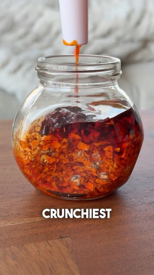 Not me spending only $1.50 for this jar of chili crisp 🤭💰

Comment 🔥 “TIPS” 🔥 to get the deets on where to find these ingredients, my reccos for chili oil, & one extra step to make sure your fried garlic and onion stays extra crispy inside the oil!

#chilicrisp #easyrecipe #foodhack