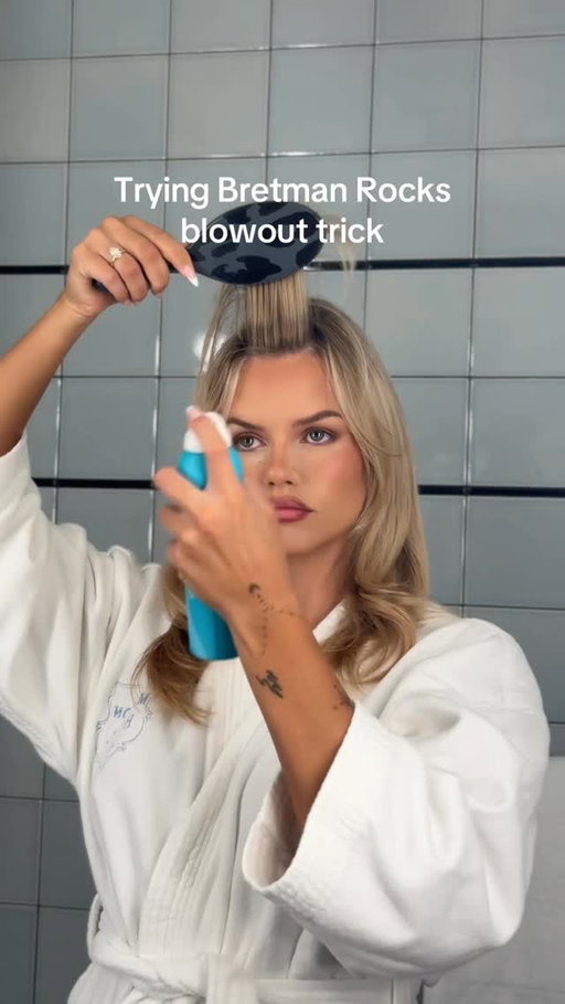 I’m not done with my makeup yet but I haddd to try this trick! Lift your hair with a brush & spray texture spray at the roots. Let it sit for a second and voilà
