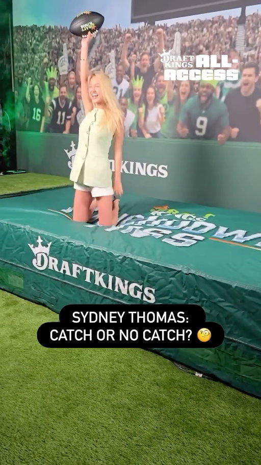 @iamsydneythomas took on the DraftKings Touchdown Toss... but are you ruling this a catch?? 🤔