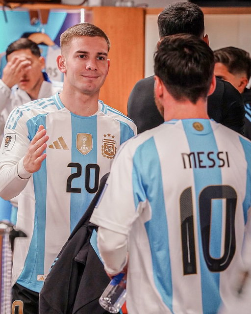🫣🇦🇷 When Leo Messi made his 𝒅𝒆𝒃𝒖𝒕 with Argentina, Franco Mastantuono wasn’t even 𝒃𝒐𝒓𝒏…

…tonight, they’re 𝒃𝒂𝒍𝒍𝒊𝒏𝒈 𝒕𝒐𝒈𝒆𝒕𝒉𝒆𝒓 for Argentina 🫂💭