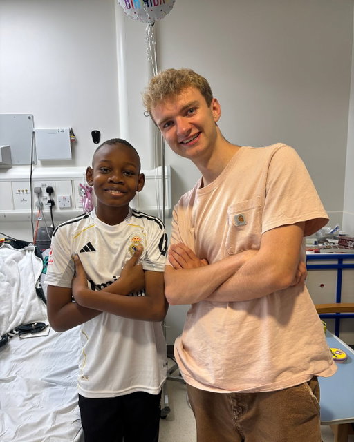 We had a very special visitor this week, as we welcomed comedian and YouTube star TommyInnit to Great Ormond Street Hospital.

As he met patients on Elephant and Lion wards, Tommy leapt at the chance to take on Rafael on our gaming carts and talk all things Lego and Minecraft with Buster.

Thanks for stopping by Tommy. 💙

[Image descriptions:
1 Tommy with a GOSH patient next to their hospital bed.
2 A GOSH patient sitting on a hospital bed next to Tommy.
3 Tommy with a GOSH patient playing video games in a hospital room.
4 Tommy chatting to a GOSH patient on a hospital bed.]
