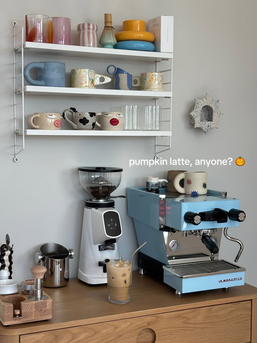 pumpkin latte.. had to do it ✨.
.
.
#espresso #latteart #aesthetic #espresso #ceramics #mugs #lineamicra #fiorenzatoallground #tamper #cups #blue #colorful #coffee #icedcoffee #coffeeroutine #coffeemorning #milk #article #stringshelves #coffeebygracee