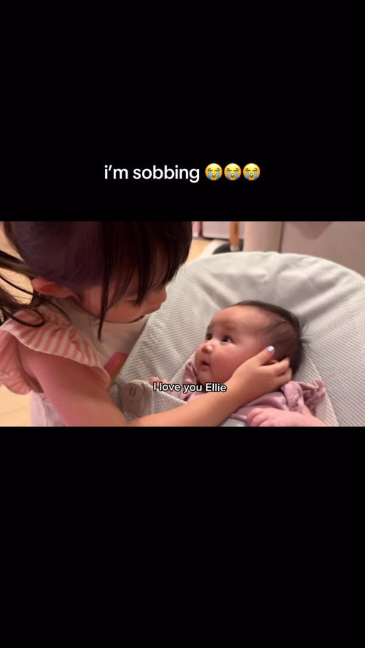 and just like that, my heart is complete 😭💕 

#sisters #cute #baby