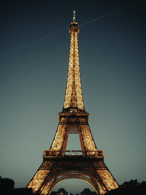 Last set of moments from our trip to Paris. Can’t wait to go back someday and see all new things as they unfold throughout the seasons. Hope everyone is having an awesome week and happy Friday 🫶🏼