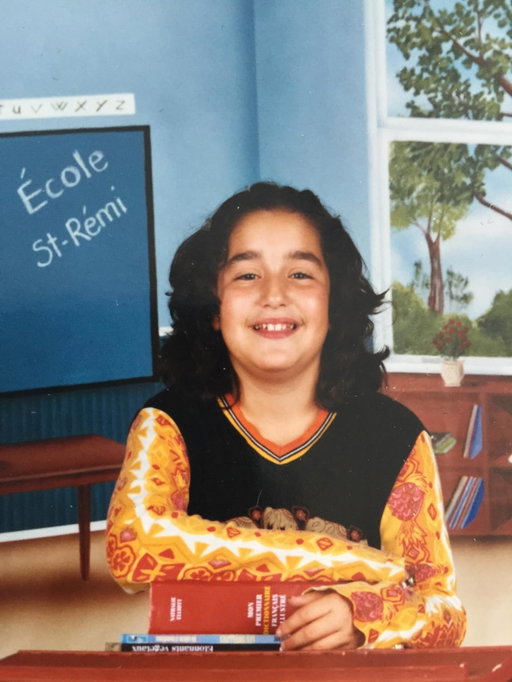 Sur cette photo, ce que vous voyez…
Une petite fille drôle, qui a de l’entre-gens, qui a de bonnes notes et qui a confiance en elle, la tête haute et aucune honte d’exister.  Ce que vous ne voyez pas c’est qu’elle a peur de ne pas être aimée par les garçons de son âge, peur que ses dents vont toujours être espacées , ses sourcils en chenille toujours touffus et son plus grand rêve : avoir les cheveux lisses comme les filles asiatiques de sa classe. Elle s’aime, pas tout le temps. Bonne rentrée! #vousvoyezaussiunfauxdecor