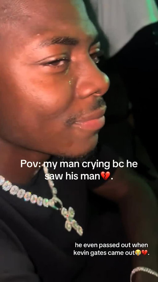 A woman recorded her boyfriend crying tears of joy at NBA YoungBoy’s concert 😂😭

🎥 niyaafineass._/TikTok