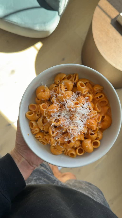 Sprucing up my butter noodles with some @getsauz 😋😋