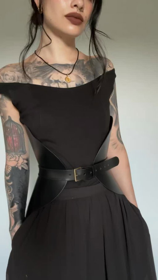 Honestly, you can never have enough accessories 😅
Belt from @wolfandbadger @hautecuir cuir gifted
Top @marcellanyc code chelseyc006
Pants @sourceunknown_official 
Shoes @dolcevita 

Dark aesthetic, modern goth, minimalist goth, all black outfit, leather accessories