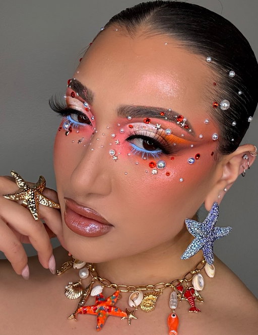 🪸🐚🐬CORAL REEF 🐬🐚🪸

This look is so beachy/mermaid vibes. Coral is such a stunning color when used in glam. It’s giving summer right as summer comes to and end 🧡

PRODUCT DETAILS 👉🏼
🪸 @hardcandylife Grip On Lock Makeup Primer
🐚 @milkmakeup Hydro Grip Gel Skin Tint 
🐬 @hauslabs Triclone Concealer
🪸 @toofaced Chocolate Soleil Melting Bronzing & Sculpting Stick 
🐚 @smashboxcosmetics Hot Stix Blush Stick (Poppy Pic) 
🪸 @Kimchichicbeauty Puff Puff Pass Loose Setting Powder *USE CODE “LEXILALAMAKEUP15” FOR MONEY 💰 OFF*
🐬 @Beautycreations.cosmetics Bye Filter Loose Setting Powder (Honey Me)
🪸 @juviasplace Bronzer Duo 

✨SPARKLE @jelliwinkcosmetics Pigment (Solana) ✨

🪸 @nyxcosmetics The Brow Glue Crazy Lift 
🐬 @anasatasiabeverlyhills Brow Wiz Brow Pen

🪸 @Kimchichicbeauty Holy Sharts Palette **USE CODE “LEXILALAMAKEUP15” FOR MONEY 💰 OFF*
🐚 @urbandecaucosmetics Naked Shaped Warm-Toned Makeup Palette 
🐬 @blendbunnycosmetics Sickly Sweet Palette 
🪸 @Patricktabeauty Major Dimensions Eyeshadow Palette & Major dimensions Eye Illusion Eyeshadow Duo (We Need Better Lighting)
🐚 @kvdbeauty Tattoo Liquid Eyeliner 
🐬 @slayfirecosmetics Twinkle Toes Glitter Gel 
🪸 @colourpopcosmetics Gel Creme Eyeliner 
🐬 @jlashusa Kawaii Doll Lashes 

🪸 @morphebrushes Signature Lip Penci (Spiffy)
🐬 @getstonned Glitbalm (Temp) *USE CODE “LEXILALAMAKEUP” FOR MONEY 💰 OFF*

Makeup, Creative makeup, Coral, Orange makeup, Beach, Meriad, Starfish, Cute makeup, Accessories, Baby Blue