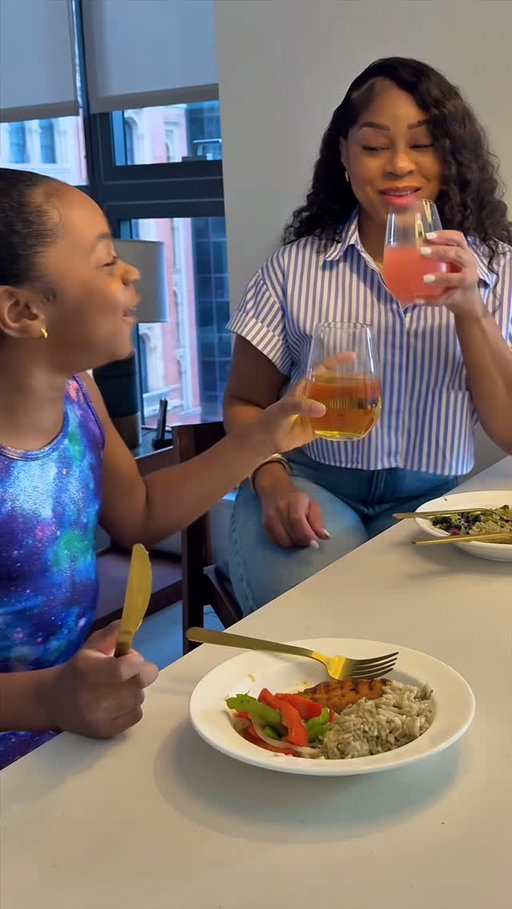 #HungryrootPartner Back-to-school nights are no longer chaotic with @hungryroot they’re basically my personal shopper taking care of the groceries and nutrition! This back-to-school season, we’re prioritizing protein & veggies, and I love that Hungryroot customized our cart based on our needs. Gives me more time to spend with the family! Use my code JOVAN40 to save 40% on your first order.