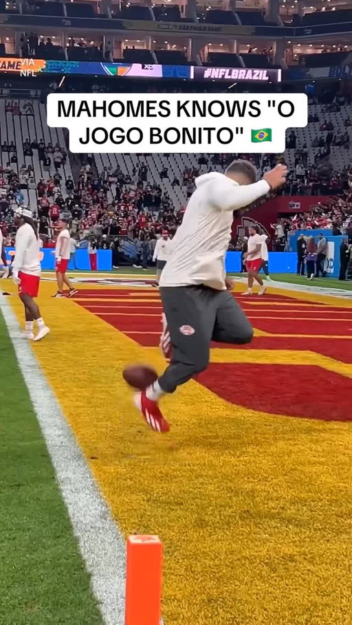 Patrick Mahomes with the perfect touch in Brazil 😮‍💨🇧🇷

(via @nfl)