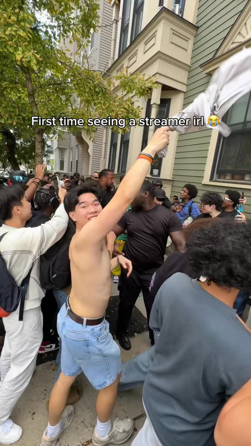 First time seeing @ishowspeed 😭
-
-
#speed #unemployed #streamer #irl #adrizzy #crazycollab