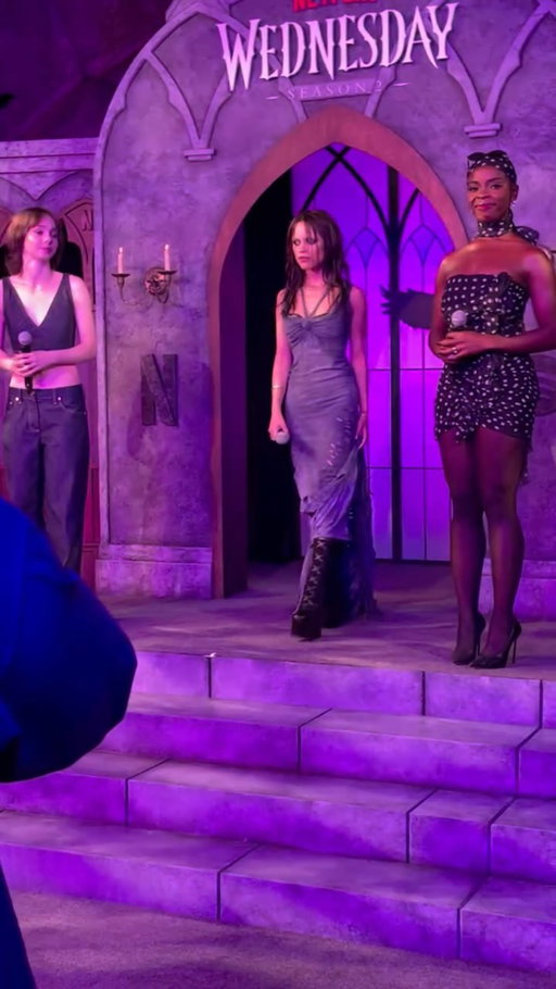 The cast of @wednesdaynetflix (@joysunday @ememyers @jennaortega) making an entrance at the Wednesday Graveyard Gala in NYC 8/28/25🖤💜

#wednesdaynetflix #wednesday #jennortega #emmamyers #joysunday #wednesdaycast #thedeaddance #ladygaga