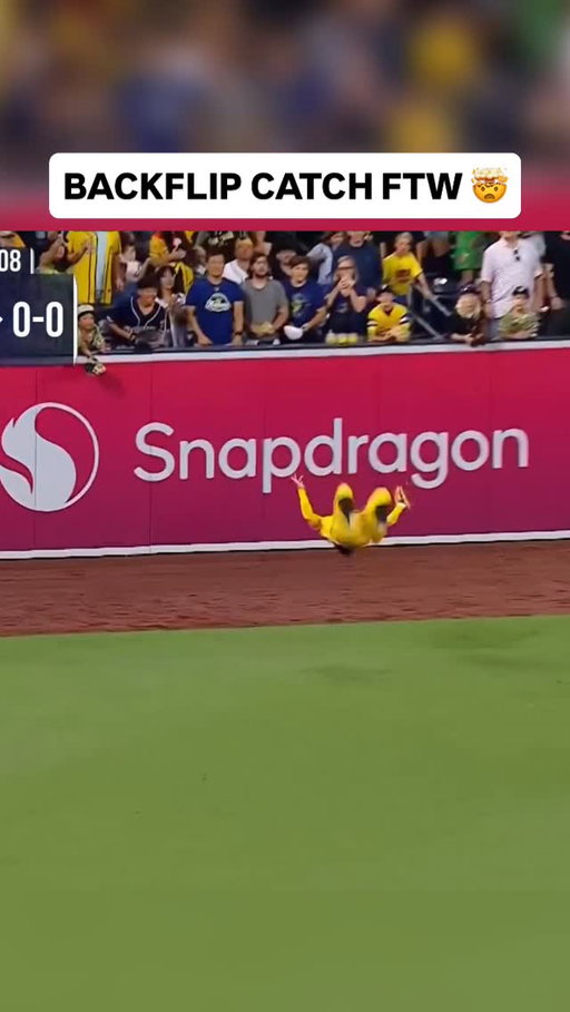 BACKFLIP CATCH SEALS THE BANANAS W AT PETCO PARK 🍌 

📺: @trutv & @hbomax