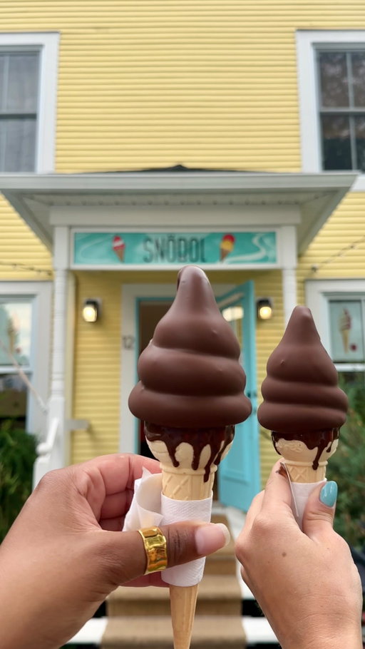 The people working there must have thought we’ve never seen ice cream before 😹 but this was seriously the best we’ve ever had and needed to document the momentous occasion. Thanks @snobol_bar_a_glaces 💕🍦