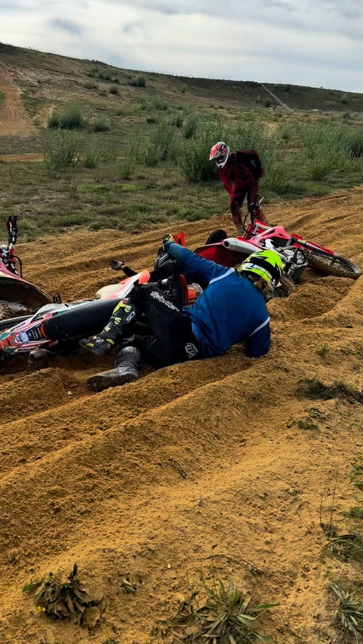 Crash bang wallop. 😂 @jblacker94 @carbon21777 @stanpickles_ #mx #motocross #desnations #supercross