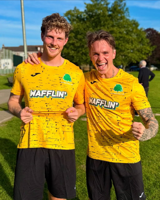 Your WAFFLIN’ chicos won their first game of the season for @barcombefc today! Madman Martin aka @justsayluke scoring 2 with Woke Wonderman @joeweller providing the assist for Luke’s winning goal, sealing a 3-2 win for the yellows. Viva Los Barcomistos! Comment if you wanna see Bald Bomber @theobaker_ sign for @barcombefc ⚽️🌳